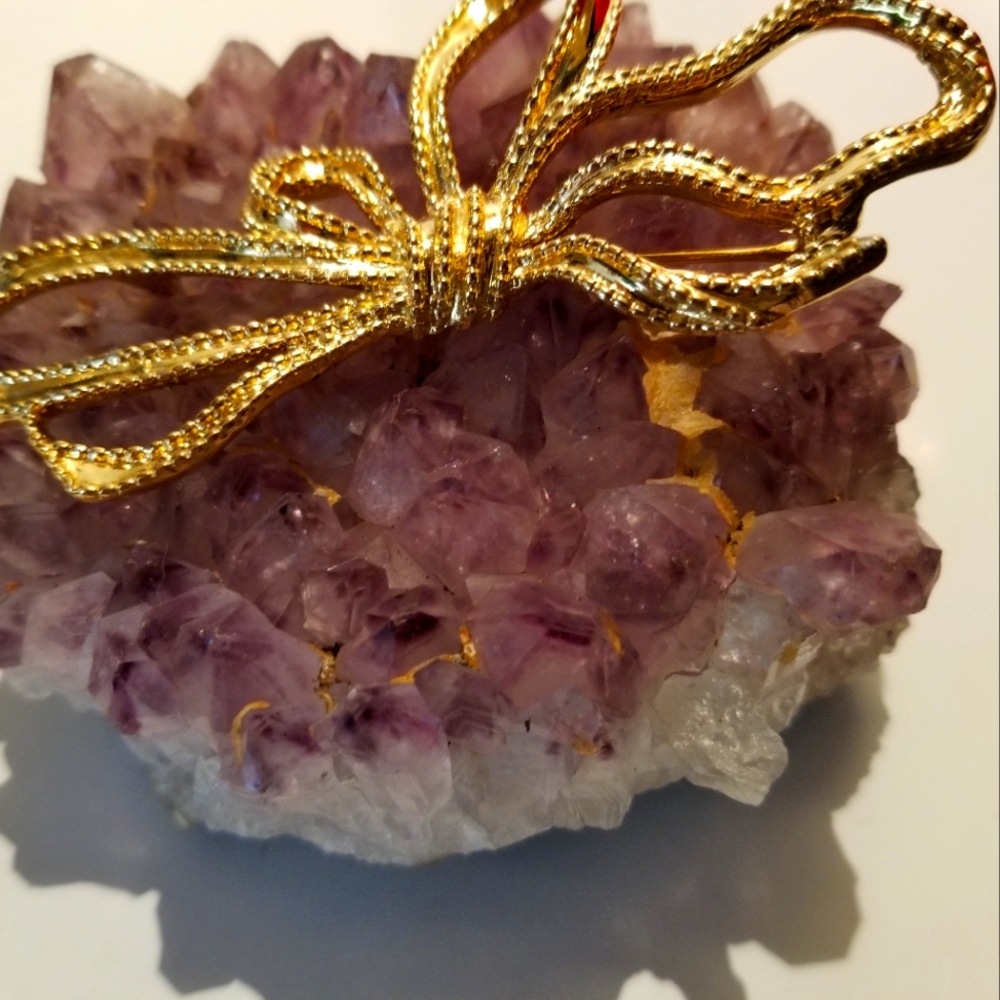 Vintage gold tone ribbon design Brooch